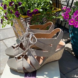 Clarks Women Alina Chester Sage Suede Wedge, Sz 7W